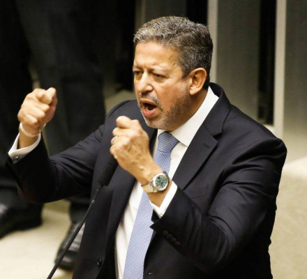 Bolsonaro consegue eleger Arthur Lira presidente da câmara